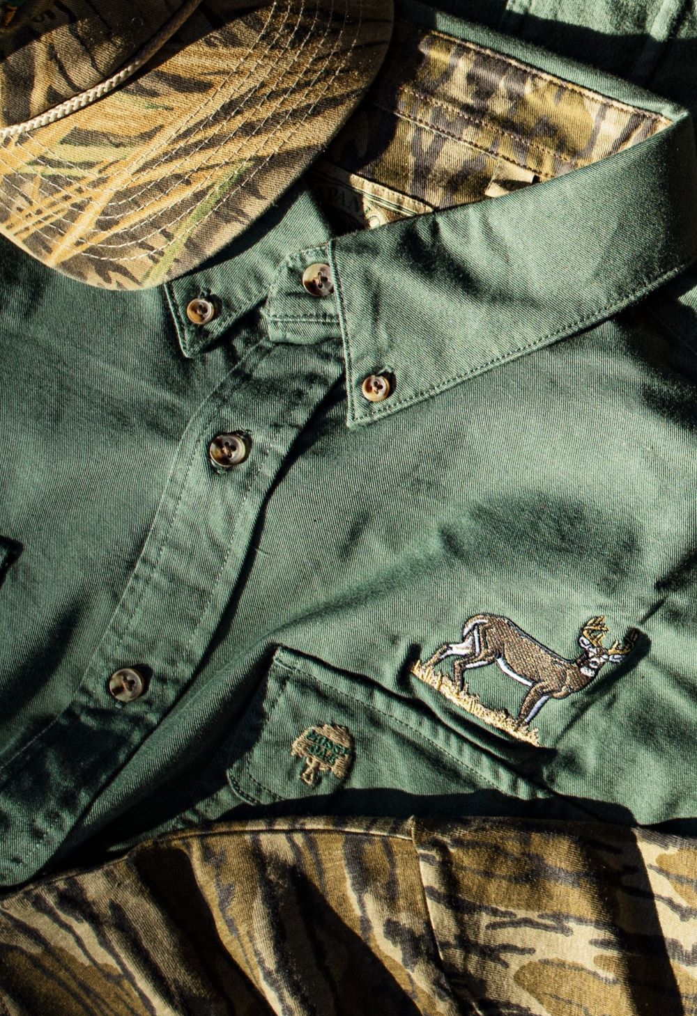 Wright Broadside Buck Shirt | Dirt – The Mossy Oak Store